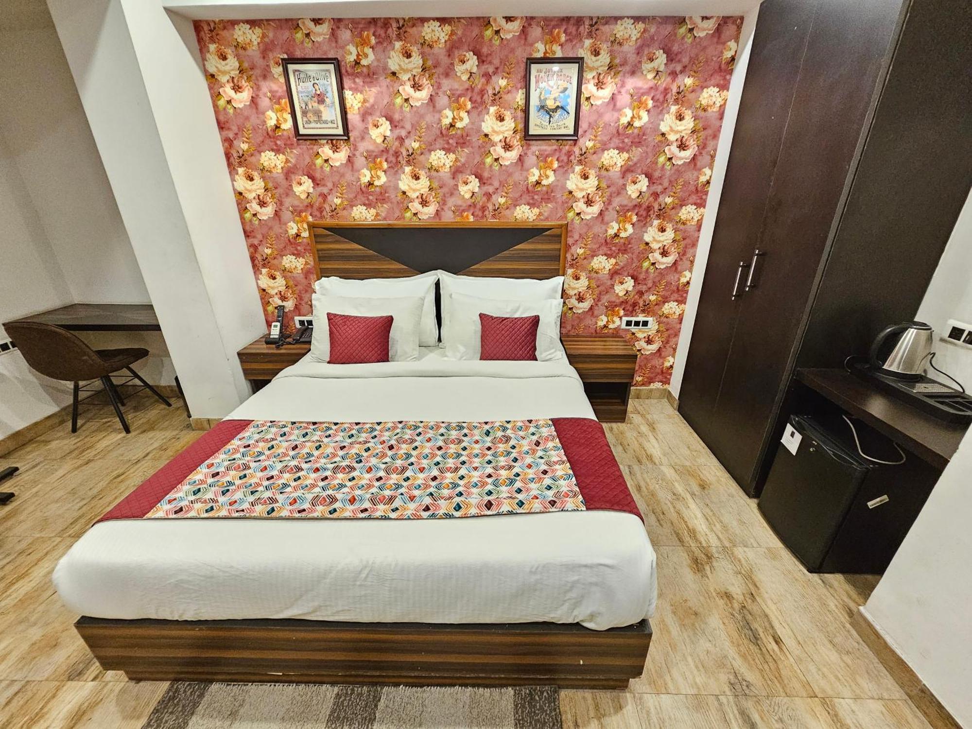 Hotel Linda Suites Near International Airport By La Casa ニューデリー エクステリア 写真
