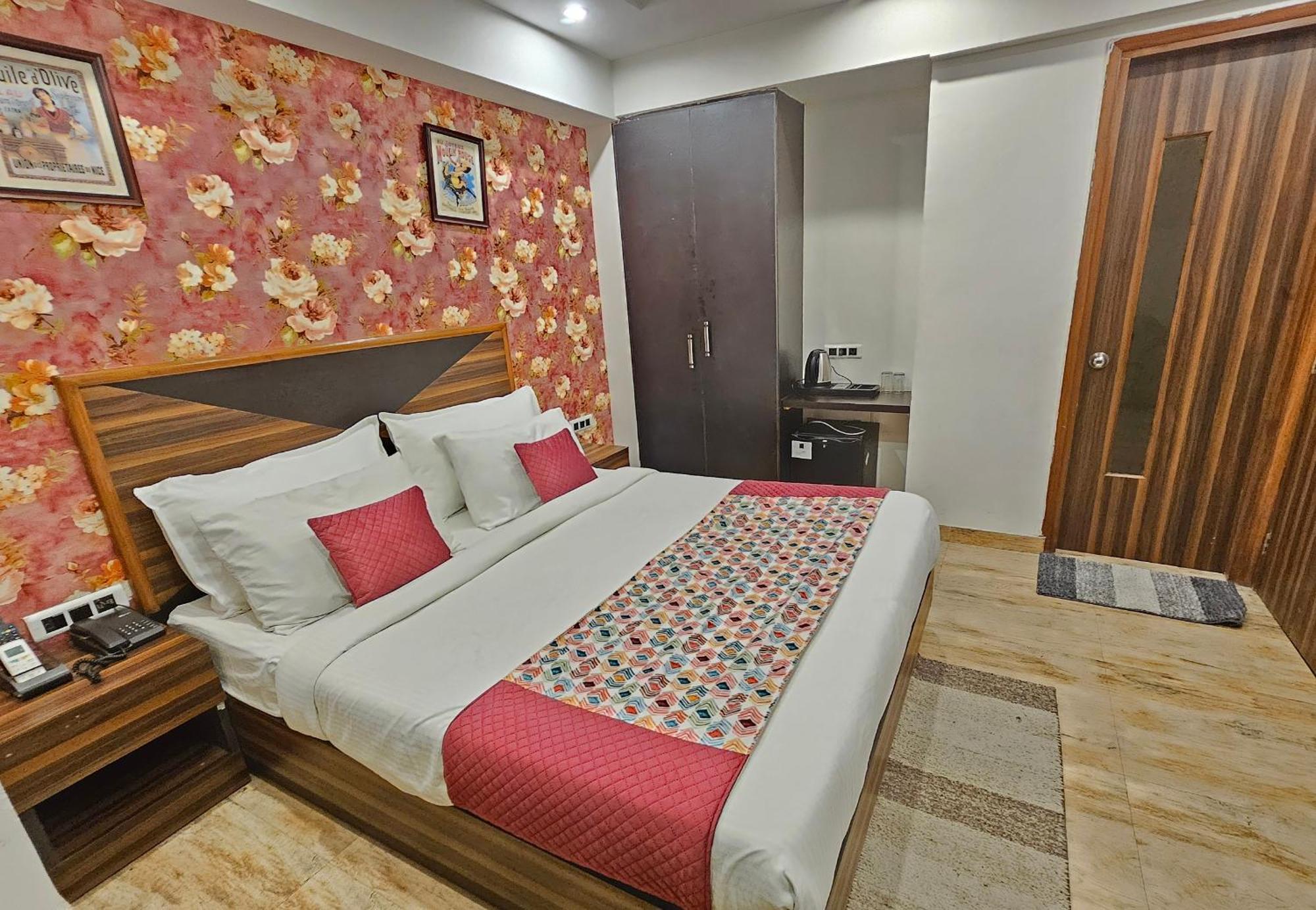 Hotel Linda Suites Near International Airport By La Casa ニューデリー エクステリア 写真